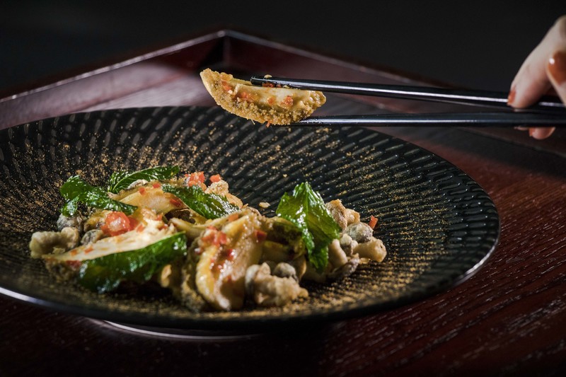 Above & Beyond Hotel ICON - 天外天中菜廳 - 唯港薈 OKiBook Hong Kong Restaurant Buffet Booking 自助餐預訂香 Wok-fried Abalone with Chilli and Mushrooms