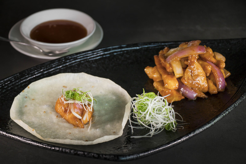 Above & Beyond - Hotel ICON 天外天中菜廳 - 唯港薈 - OKiBook Hong Kong Restaurant and buffet Booking - Wok-fried Chicken Fillet with Sweet Bean Sauce Leek and Onion served with Pancakes 1